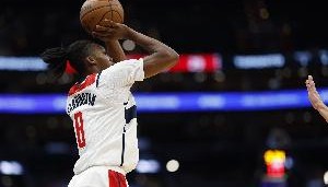 撑住球队！卡林顿上半场10投6中&amp;三分5中3 得到15分6板3助