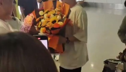 亿万28-林诗栋落地海南妈妈接机！石头全程笑容不断 世排重返前五冲破心魔|世乒赛|男双|国乒|关艳|小石头_新浪体育_新浪新闻